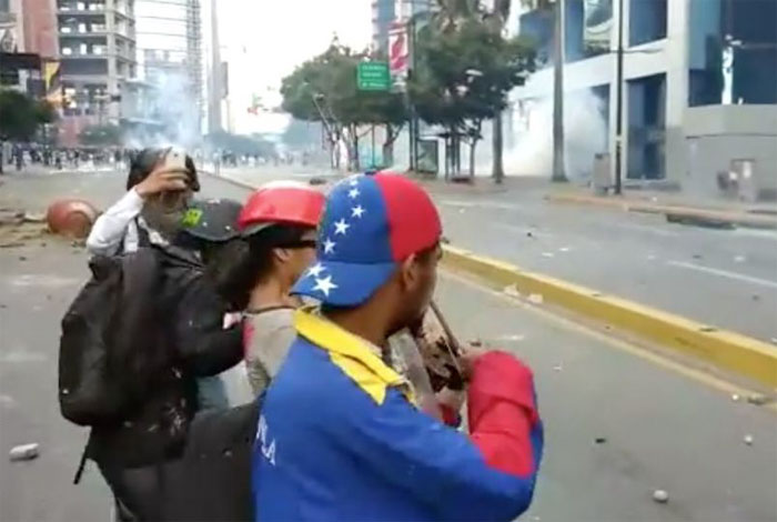 VIDEO: GNB rompe violín a joven músico durante protesta #24May